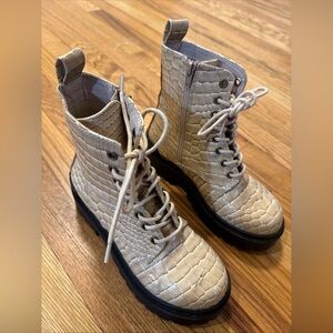 Urban Outfitters Women’s NIB Off White Brody Croc Lace Up Boots Size 6M NWOT